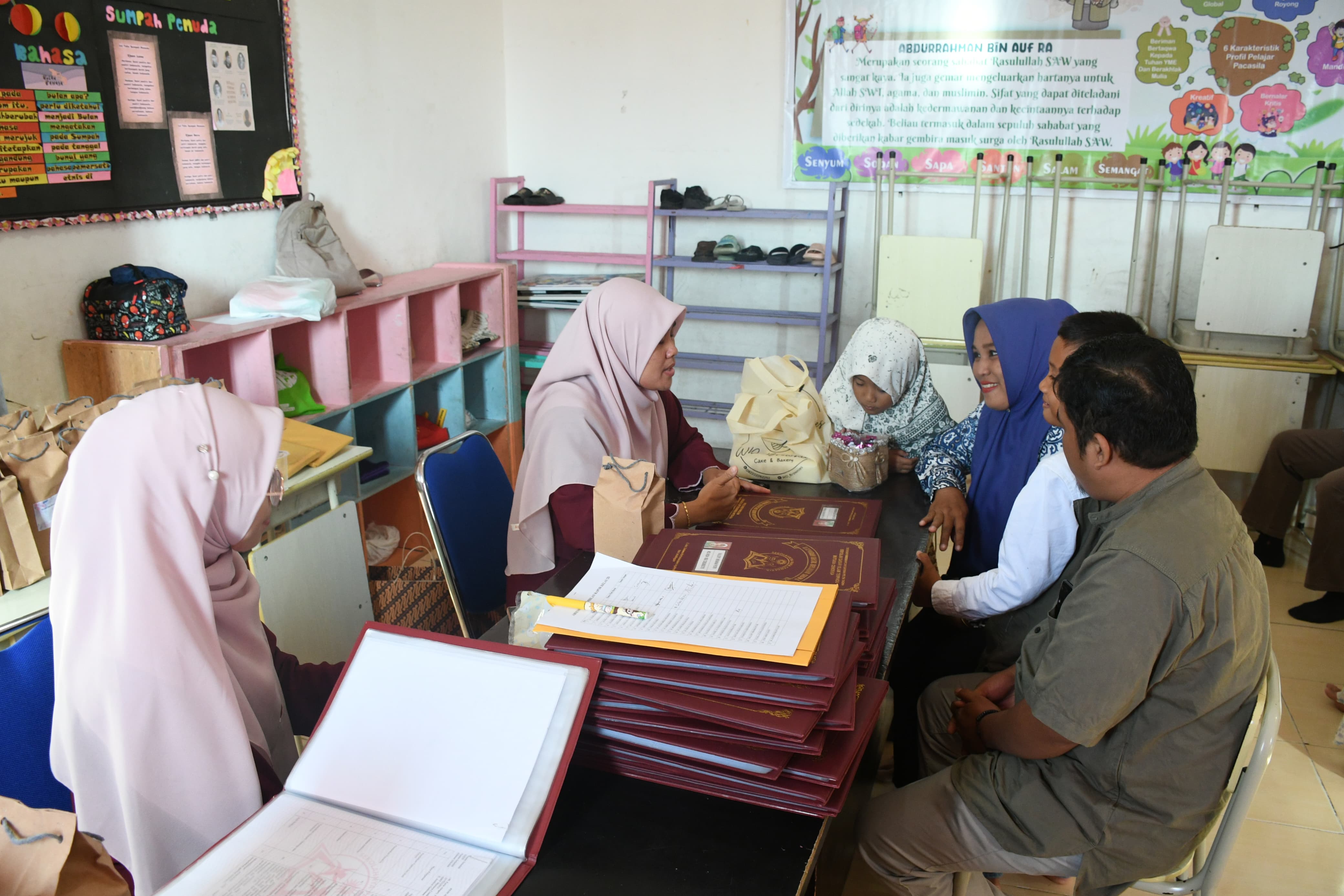 PEMBAGIAN RAPORT SEMESTER 2 SDIT MUTIARA CENDEKIA